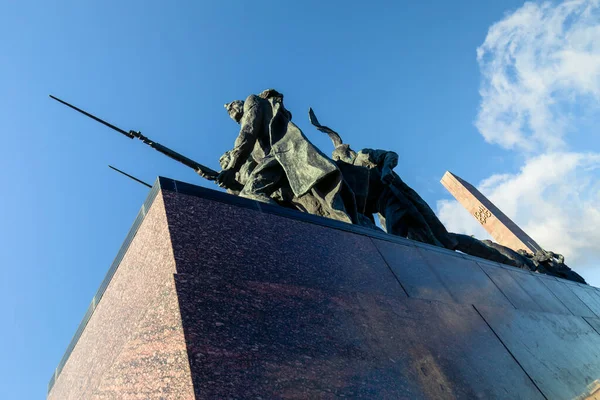 サンクトペテルブルク ロシアだ 2021年11月11日 勝利広場でレニングラードの英雄的防衛者への記念碑の要素 — ストック写真