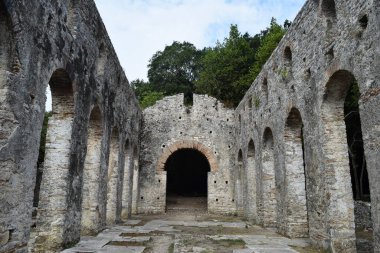 Arnavutluk 'un güneyindeki Butrint antik kentinde bir kilisenin kalıntıları. Butrint bir UNESCO Dünya Mirası Alanı.