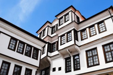 Luccio Panevski 'nin adını taşıyan, kahverengi pencereli geleneksel bir beyaz saray. Ohri, Kuzey Makedonya.