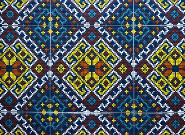 Ukrayna 'nın başkenti Kyiv' deki metro istasyonlarından birinin çıkışında (girişte) ulusal Ukrayna süslemeleri bulunan mozaik