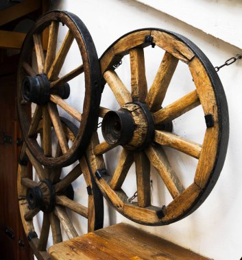 Beyaz duvar arka planında tahta tekerlekler