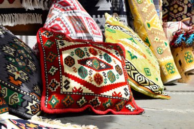 Cirokastra, Arnavutluk ve Avrupa 'daki Türk pazarında nakışlı güzel Balkan yastıkları