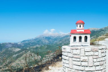 Arnavutluk 'un Himare kentindeki Pilur köyünden dağ manzarası.