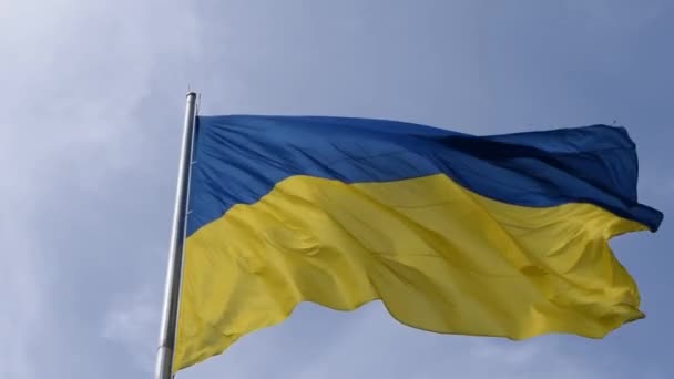 Die Flagge Der Ukraine Flattert Blauen Himmel Große Gelb Blaue — Stockvideo