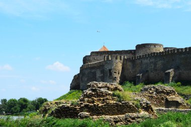 Nehir kıyısından Belgorod-Dinyester kalesine bak.