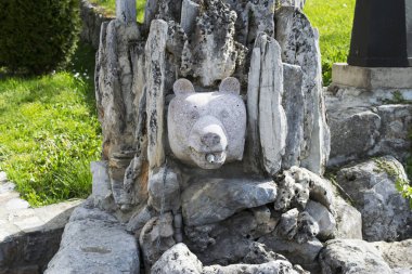 St. Naum Manastırı 'nın yakınındaki limanda bir çeşme. Manastır bölgesinde ayı kafası şeklinde bir kase içiyorduk. Kuzey Makedonya