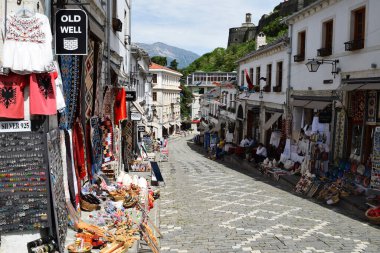 Cirokastra, Arnavutluk - Mayıs 2021: Arnavutluk 'un güneyindeki UNESCO Dünya Mirası Alanı olan Cirokastra şehir merkezindeki Eski Osmanlı Pazarı