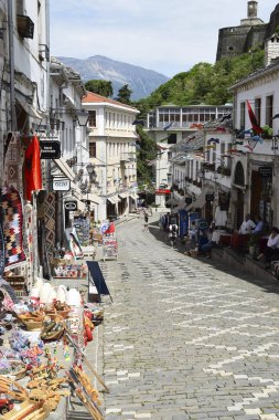 Cirokastra, Arnavutluk - Mayıs 2021: Arnavutluk 'un güneyindeki UNESCO Dünya Mirası Alanı olan Cirokastra şehir merkezindeki Eski Osmanlı Pazarı