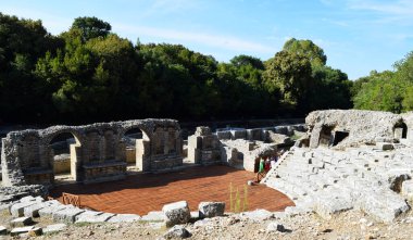 Arnavutluk 'un Butrint kentinde antik tiyatro.