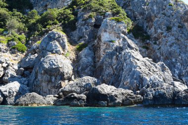 İyon Denizi 'nde kayalar, Paleokastritsa plajı yakınlarında, Korfu adası, Yunanistan