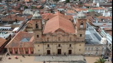 Zipaquira şehrindeki kilise ve binaların havadan görünüşü