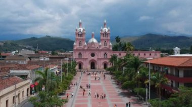 Kolombiya 'daki Baslica de Buga çekiminde Dolly.