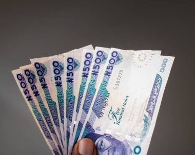 Birçok Nijerya naira banknotunun el ele tutuşması, nakit, para veya para