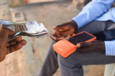 Nakit, Naira, Para veya Para Birimi 'nin el değiştirmesi gibi satış noktasında finansal işlem yapan iki Afrikalı şahsın elleri