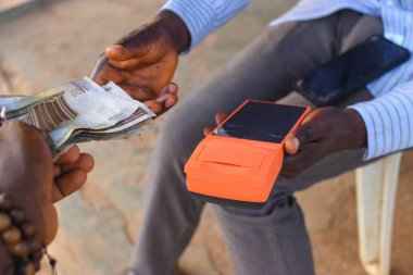Nakit, Naira, Para veya Para Birimi 'nin el değiştirmesi gibi satış noktasında finansal işlem yapan iki Afrikalı şahsın elleri