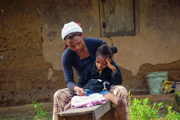 Африканская Мать Опекун Учитель Пределами Деревенского Грязного Дома Помогающая Девочке — стоковое фото