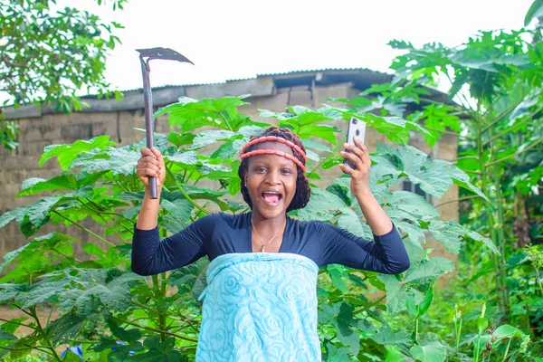 Happy Female African Farmer Local Beads Her Head Farming Hoe — Foto Stock