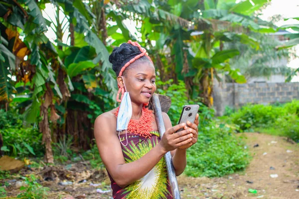Жінка Африканка Яка Використовує Маску Носа Місцеві Головні Убори Сільськогосподарську — стокове фото