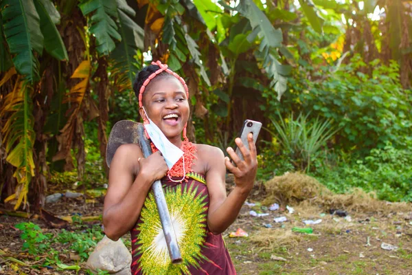 Жінка Африканка Яка Використовує Маску Носа Місцеві Головні Убори Сільськогосподарську — стокове фото