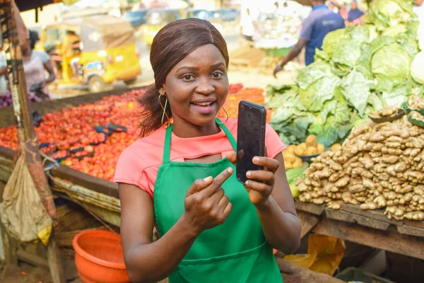 Happy African Business Woman Female Trader Wearing Green Apron Pointing — Fotografia de Stock