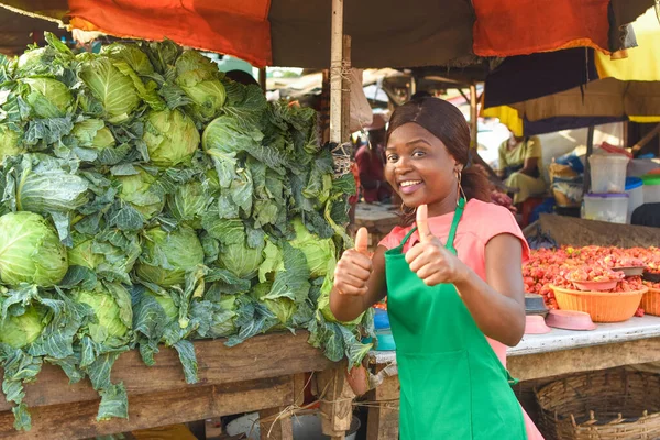 Χαρούμενη Αφρικανή Επιχειρηματίας Γυναίκα Έμπορος Που Φοράει Πράσινη Ποδιά Και — Φωτογραφία Αρχείου