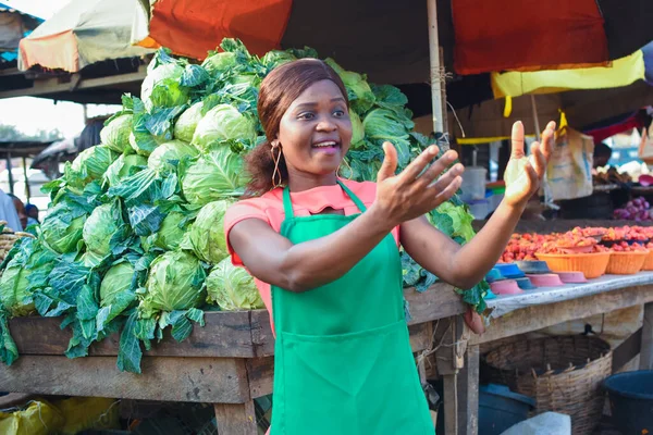 Квітна Африканська Комерсантка Або Торговець Зеленому Фартусі Залучення Клієнтів Овочевої — стокове фото