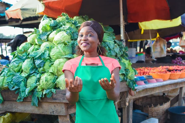 Cute African Business Woman Female Trader Wearing Green Apron Attracting — Foto Stock