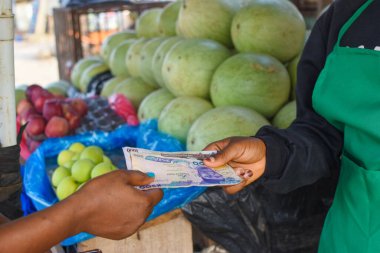 Nakit, Naira notları ya da Nijerya 'daki bir markette el değiştiren para.