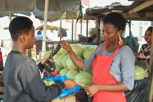 Mulher Africana Comerciante Avental Vermelho Vendendo Seus Produtos Para Cliente — Fotografia de Stock