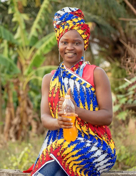 Вродлива Африканка Яка Підносить Пальці Тримаючи Пляшечку Іншій Руці — стокове фото