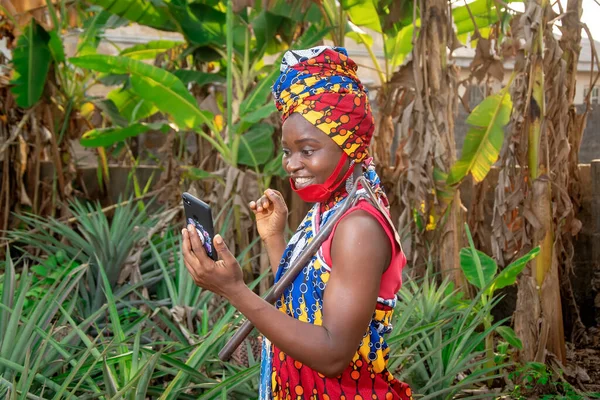 Una Bella Contadina Africana Felice Con Maschera Nasale Con Uno — Foto Stock