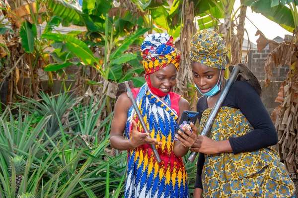 Двоє Прекрасних Африканських Фермерів Масками Носа Радістю Дивляться Смартфон Шлангами — стокове фото