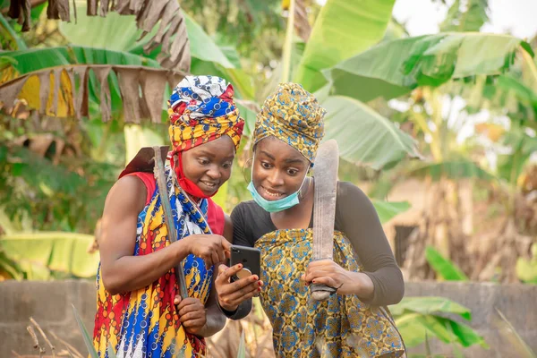 Due Belle Contadine Africane Con Maschera Nasale Che Guardano Felicemente — Foto Stock