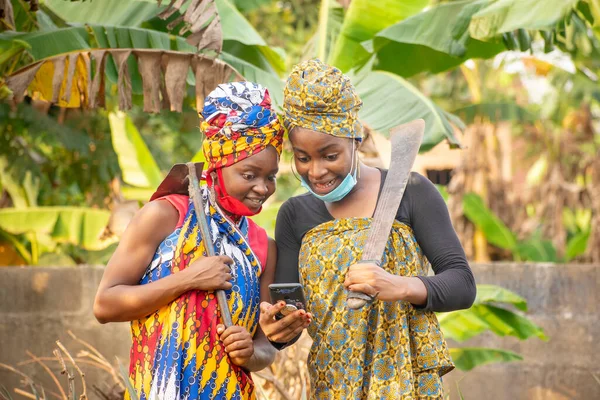 Двоє Чудових Африканських Фермерів Масками Носа Радістю Дивляться Смартфон Тримають — стокове фото