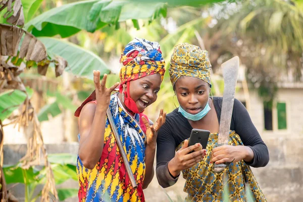 Двоє Чудових Африканських Фермерів Масками Носа Радістю Дивляться Смартфон Тримають — стокове фото
