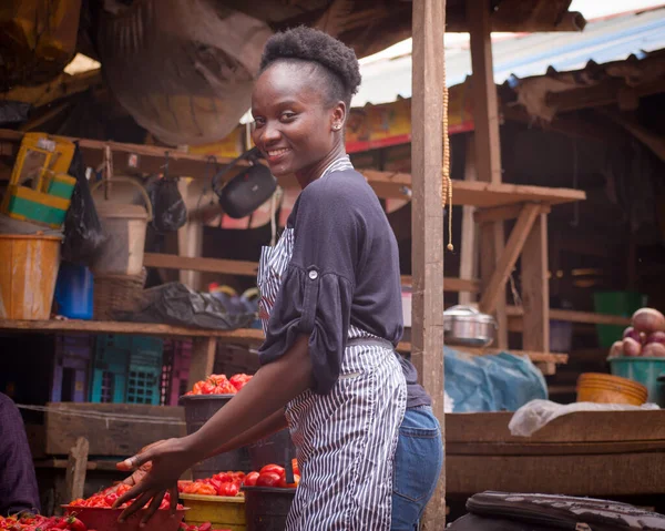 Африканська Нігерійська Жінка Торговець Продавець Ділова Жінка Або Підприємець Фартухом — стокове фото