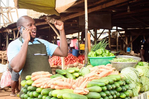 Στοκ Φωτογραφία Ενός Αρσενικού Αφρικανού Πωλητή Παντοπωλείου Ποδιά Ευτυχώς Κάνοντας — Φωτογραφία Αρχείου
