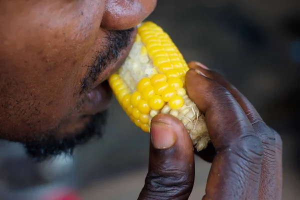 Mouth Hand African Nigerian Male Individual Eating Boiled Corn Maize — Stockfoto