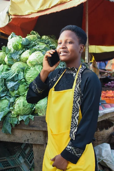 Happy African Business Woman Female Trader Wearing Yellow Apron Making — Fotografia de Stock