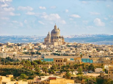 Malta 'nın Gozo Adası' ndaki panoramik bir kasaba ve büyük bir katedral manzarası. 