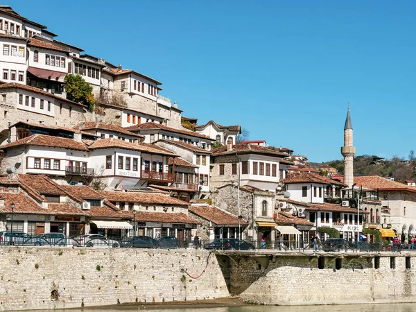 Berat, Arnavutluk 'ta Osmanlı mimarisi güneşli bir öğleden sonra