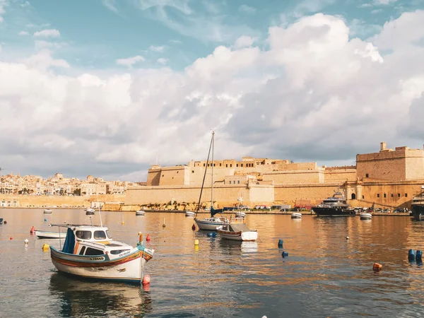 Güneşli bir kış öğleden sonrasında Malta Valletta 'nın ayakkabıları