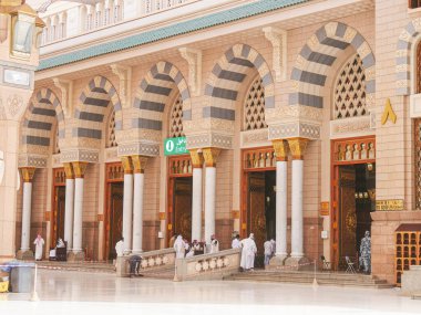 Aydınlık bir günde, Peygamberin Camii, Medine, Suudi Arabistan 'a girişi