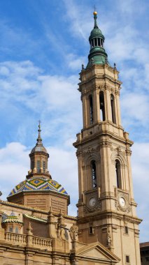 İspanya, Zaragoza 'daki Katedral güneşli bir öğleden sonra