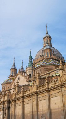 İspanya, Zaragoza 'daki Katedral güneşli bir öğleden sonra