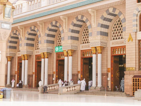 Aydınlık bir günde, Peygamberin Camii, Medine, Suudi Arabistan 'a girişi