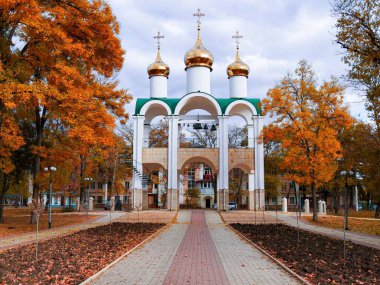 Sonbahar döneminde Tiraspol, Transnistria 'daki bir parkta altın kubbeler