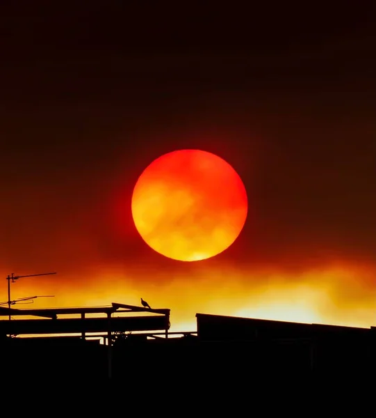 Puesta Sol Velada Por Humo Proveniente Incendio Cercano — Foto de Stock
