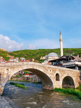 Arkasında cami olan Prizren Peyzajı, güneşli bir öğleden sonra Kosova