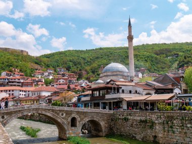 Kosova 'nın Prizren kentindeki eski Osmanlı köprüsü ve camisi güneşli bir öğleden sonra